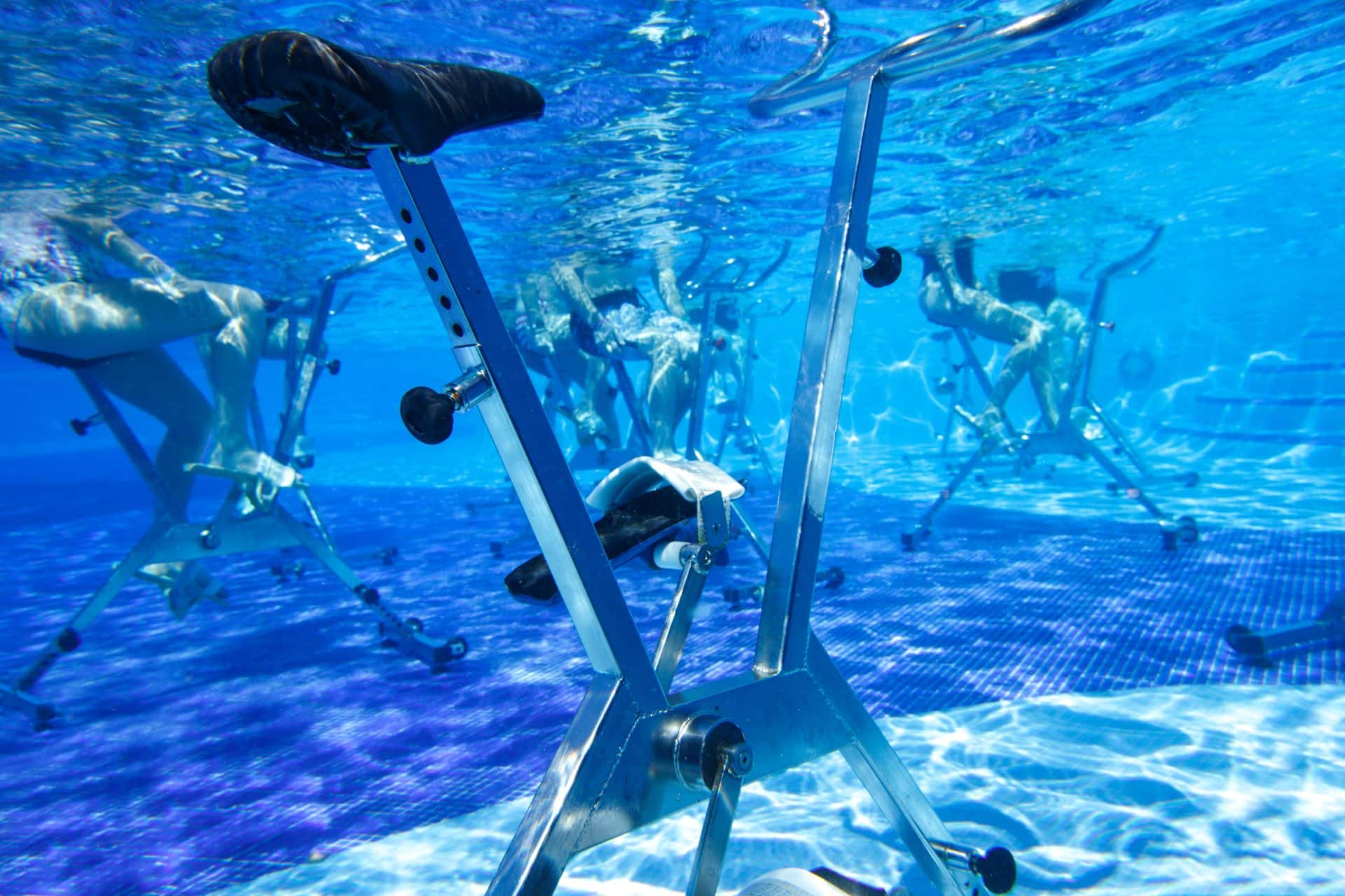 Unterwasser-Fahrräder für effektives Pooltraining.