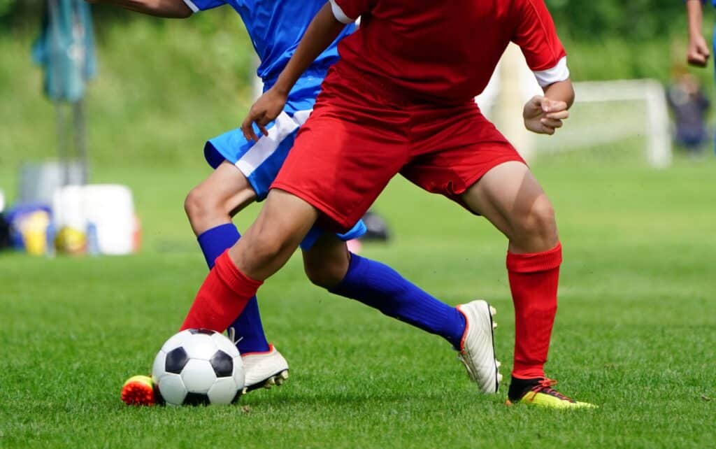 zwei Fußballspieler während eines Spiels