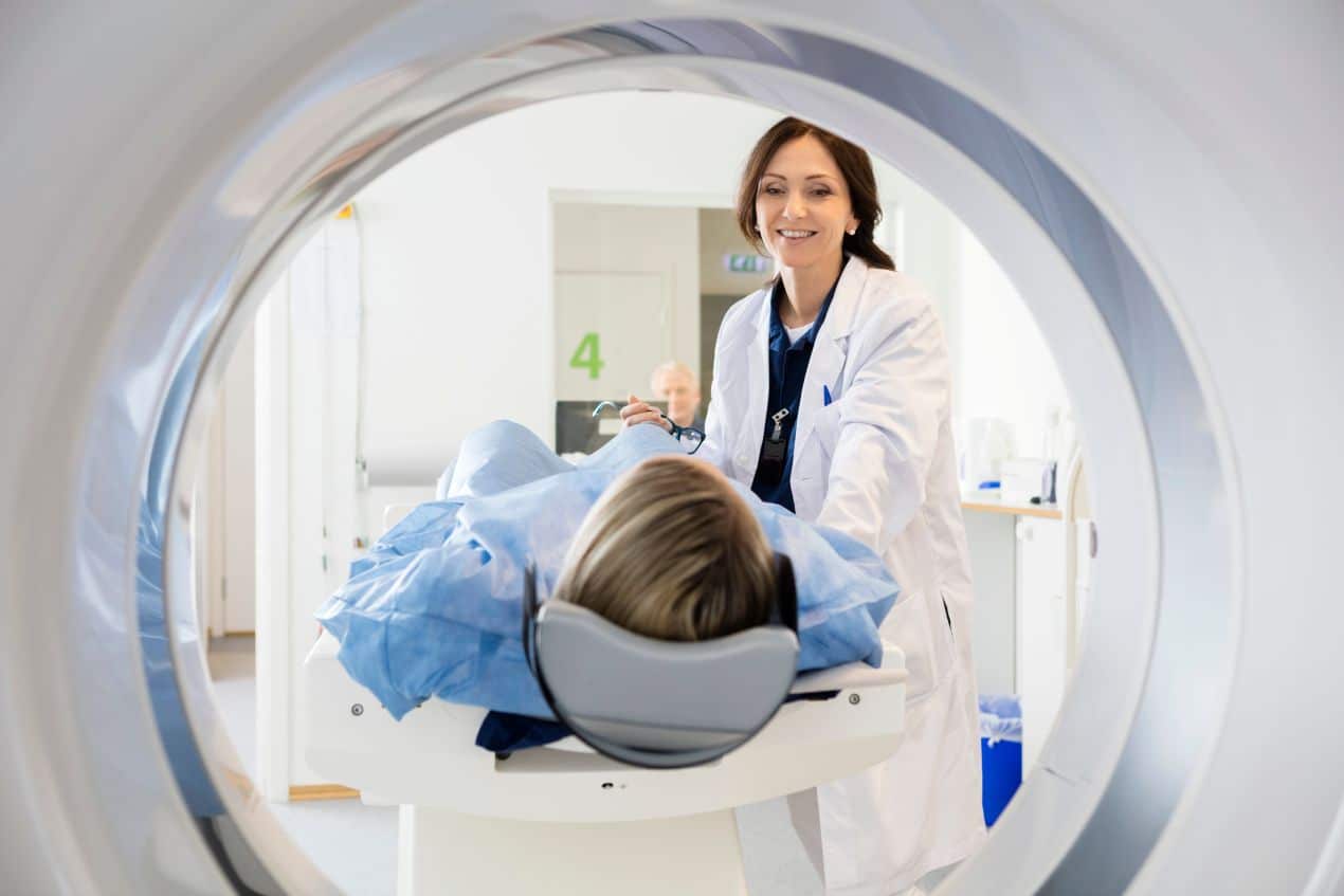 Ärztin betreut Patientin bei MRT-Untersuchung zur Diagnostik in der Radiologie Frankfurt