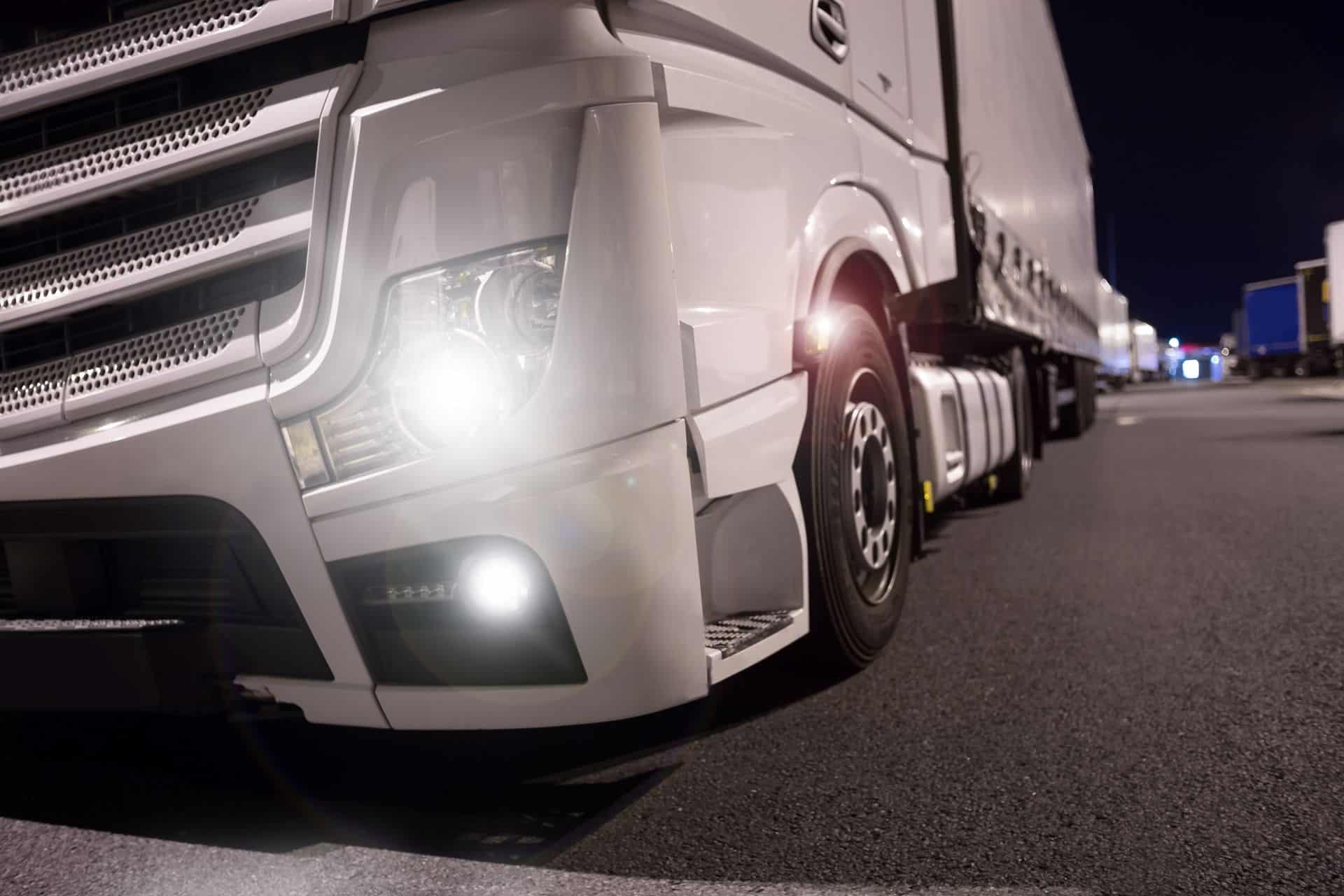 Nahaufnahme eines LKW mit hellen Zusatzscheinwerfern